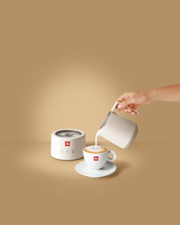 illy-singapore-frother-bianco-lifestyle